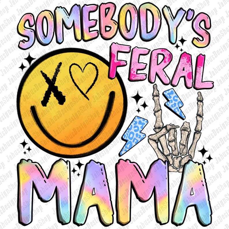 Puede incluir: Un dise&ntilde;o gr&aacute;fico colorido con el texto "Somebody's Feral Mama" en un estilo tie-dye arco&iacute;ris. El dise&ntilde;o incluye una cara sonriente con un coraz&oacute;n y una X, una mano de esqueleto con rayos y un patr&oacute;n de leopardo.