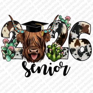 Puede incluir: Un diseño de graduación con el año 2026 en estampado de vaca blanco y negro con una vaca de las tierras altas marrón y blanca que lleva un gorro de graduación y detalles turquesa. El texto "senior" está debajo de los números.