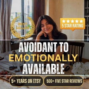 Puede incluir: Un diseño gráfico con el texto AVOIDANT TO EMOTIONALLY AVAILABLE en letras blancas en negrita. La imagen incluye un icono de corona de laurel dorada de Best Seller, una insignia de calificación de 5 estrellas y dos etiquetas rectangulares negras que dicen 5+ YEARS ON ETSY y 500+ FIVE STAR REVIEWS.