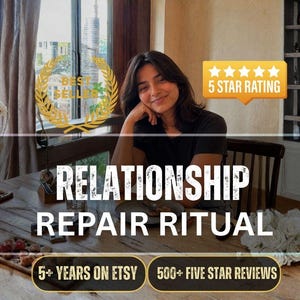 Op de afbeelding: Een digitale afbeelding met de tekst RELATIONSHIP REPAIR RITUAL, BEST SELLER, 5 STAR RATING, 5+ YEARS ON ETSY en 500+ FIVE STAR REVIEWS. De afbeelding toont een persoon aan een houten tafel met witte bloemen en een bord met eten.