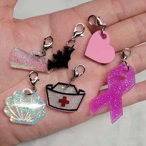 Badges à breloques : accessoires scintillants avec fermoir mousqueton