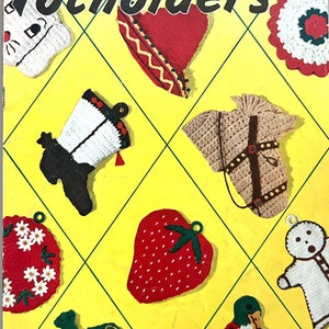 Puede incluir: Un folleto de patrones vintage para tejer a crochet agarraderas de bolsillo. La portada presenta un fondo amarillo con una variedad de diseños de crochet coloridos, que incluyen una fresa, una bota, un hombre de jengibre, un pato, un caballo, un sombrero y un muñeco de nieve. El título del folleto es "Pocket Potholders" y el precio es de 10 centavos.