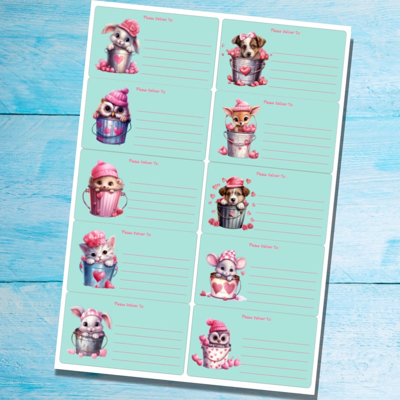 Puede incluir: Una hoja de 10 etiquetas de regalo imprimibles con animales adorables en cubos rosas y azules con corazones. Cada etiqueta tiene una l&iacute;nea para escribir "Por favor, entregar a:" y l&iacute;neas para escribir un nombre y una direcci&oacute;n.