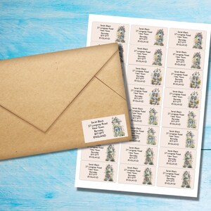 Könnte beinhalten: Ein Bogen Adressaufkleber mit einer Aquarell-Illustration eines Hauses mit Blumen. Die Etiketten sind mit dem Text "Sarah Black, 27 Longway Road, New Town, Barnsley, 877 8TT, England" bedruckt.