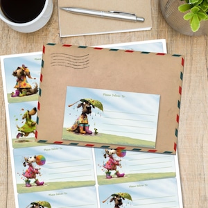 Peut inclure: Une enveloppe en papier kraft brun avec des bordures aériennes rouges et bleues, présentant des étiquettes d'adresse illustrées d'un chien portant des vêtements de pluie colorés, tenant des parapluies et sautant dans des flaques, avec le texte Please Deliver To.