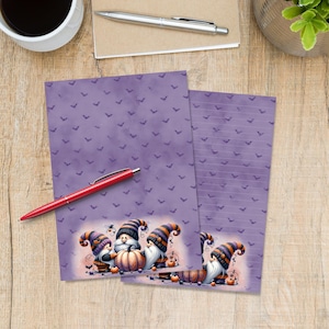 Può includere: Due fogli di carta da lettere con uno sfondo viola e un motivo ripetuto di piccoli pipistrelli neri. La parte inferiore di ogni foglio mostra una colorata illustrazione di tre gnomi con cappelli a righe che tengono zucche arancioni.