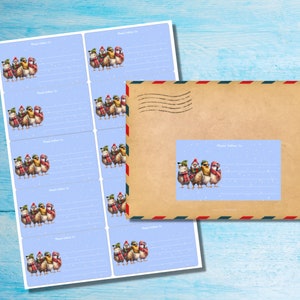Peut inclure: Une feuille d'étiquettes d'adresse bleues avec un motif hivernal de cinq oiseaux portant des chapeaux et des écharpes. Les étiquettes ont un fond blanc à pois et des lignes pour écrire les adresses. "Veuillez livrer à :" est imprimé sur chaque étiquette.