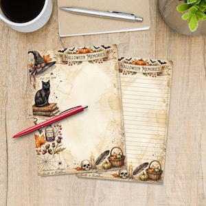 Op de afbeelding: Twee vellen briefpapier met een vintage perkamentlook, voorzien van de tekst "HALLOWEEN MEMORIES". De illustraties bevatten een zwarte kat, een heksenhoed, schedels, pompoenen in mandjes, kaarsen, veren en spinnenwebben met herfstbladeren.