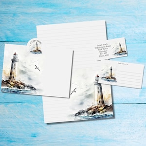 Vista de un kit de cartas a juego de Lighthouse para amigos por correspondencia, papel de escribir A5, sobres, etiquetas de dirección, etiquetas PDT y pegatinas redondas de correo feliz
