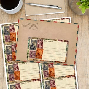 Può includere: Una busta di carta kraft con bordi a righe rosse, bianche e blu e un disegno di francobollo. Sono visibili diversi fogli di adesivi con disegni di francobolli vintage e il testo "Please Deliver To:".