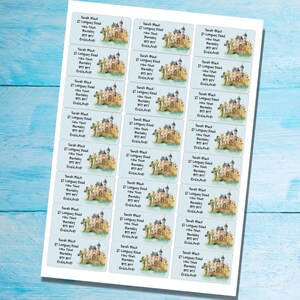 Puede incluir: Una hoja de 20 etiquetas de direcci&oacute;n personalizadas con una ilustraci&oacute;n caprichosa de un castillo, un drag&oacute;n y hojas de oto&ntilde;o. Las etiquetas son blancas con un fondo azul claro y el texto "Sarah Black, 27 Longway Road, New Town, Barnsley, England" est&aacute; impreso en negro.