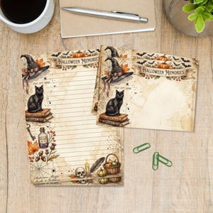 Op de afbeelding: Briefpapier set met de tekst Halloween Memories, zwarte katten op boeken, heksenhoeden, pompoenen, toverdrankflesjes, schedels en herfstbladeren. Het papier heeft gelinieerde en blanco delen in vintage sepia tinten met spinnenwebben.