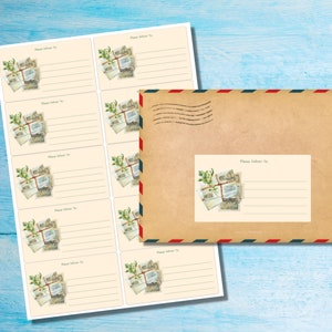 Può includere: Un foglio di etichette per indirizzi stampabili con un design vintage che presenta una pila di buste legate con uno spago e un rametto di verde. Le etichette hanno il testo "Si prega di consegnare a:" stampato su di esse.