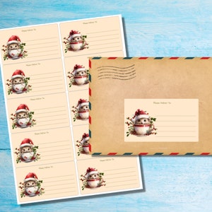 Könnte beinhalten: Ein Blatt bedruckbarer Geschenkanhänger mit einem niedlichen Comic-Igel, der einen Weihnachtsmann-Hut trägt und in einer Teetasse sitzt. Die Anhänger sind beige mit roten und grünen Akzenten und haben den Text "Bitte liefern an" darauf gedruckt.