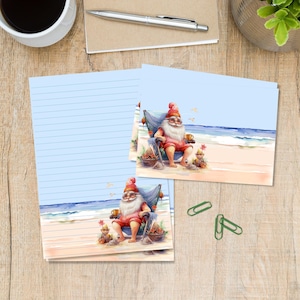 Op de afbeelding: Briefpapier set met een aquarel illustratie van de Kerstman die ontspant op een strand. Hij draagt een rode outfit en zit in een strandstoel. De set bevat gelijnd papier en notecards met hetzelfde ontwerp.
