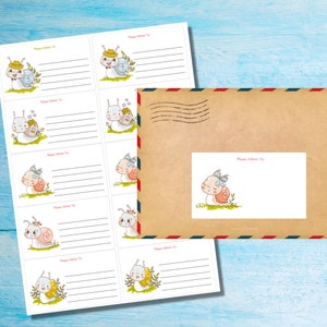 Könnte beinhalten: Blatt mit Adressetiketten und brauner Umschlag. Die Etiketten zeigen Cartoon-Schnecken mit Hüten und Schleifen sowie den Text "Please Deliver To:". Der Umschlag hat ein Stempeldesign und ein passendes Etikett mit einer Schnecke.