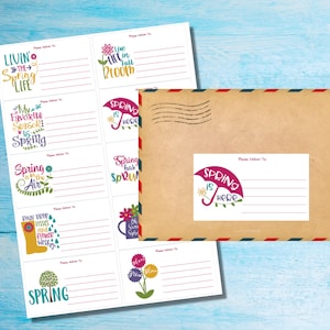 Può includere: Etichette per indirizzi stampabili a tema primaverile con vari design e frasi, tra cui "Livin' the Spring Life", "Spring is in the Air" e "Spring has Sprung".