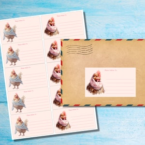 Peut inclure: Une feuille d'étiquettes d'adresse roses avec un dessin animé de poulet portant une écharpe rose et une fleur rose sur la tête. Les étiquettes portent le texte "Please Deliver To" imprimé dessus.