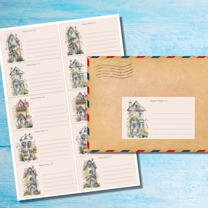 Könnte beinhalten: Ein Blatt bedruckbarer Adressaufkleber mit einer skurrilen Aquarell-Illustration eines Häuschens mit Blumen. Die Etiketten sind für die Verwendung mit Briefumschlägen und Paketen konzipiert. Jedes Etikett trägt den Text "Bitte zustellen an:" aufgedruckt.