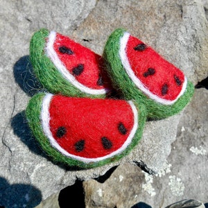 Rebanadas de sandía de fieltro / Conjunto de (3) / Sandías de lana roja sensorial / Guirnalda de sandía / Fruta de fieltro de lana / Foto Prop / Recién nacido Prop /