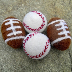 Vilten honkballen en voetballen| Set van (4) | Sport Thema Prop| Pasgeboren Foto Prop Wol Vilt | Zachte Honkbal | Kinderkamer Decor| Kattenspeelgoed| Rugby