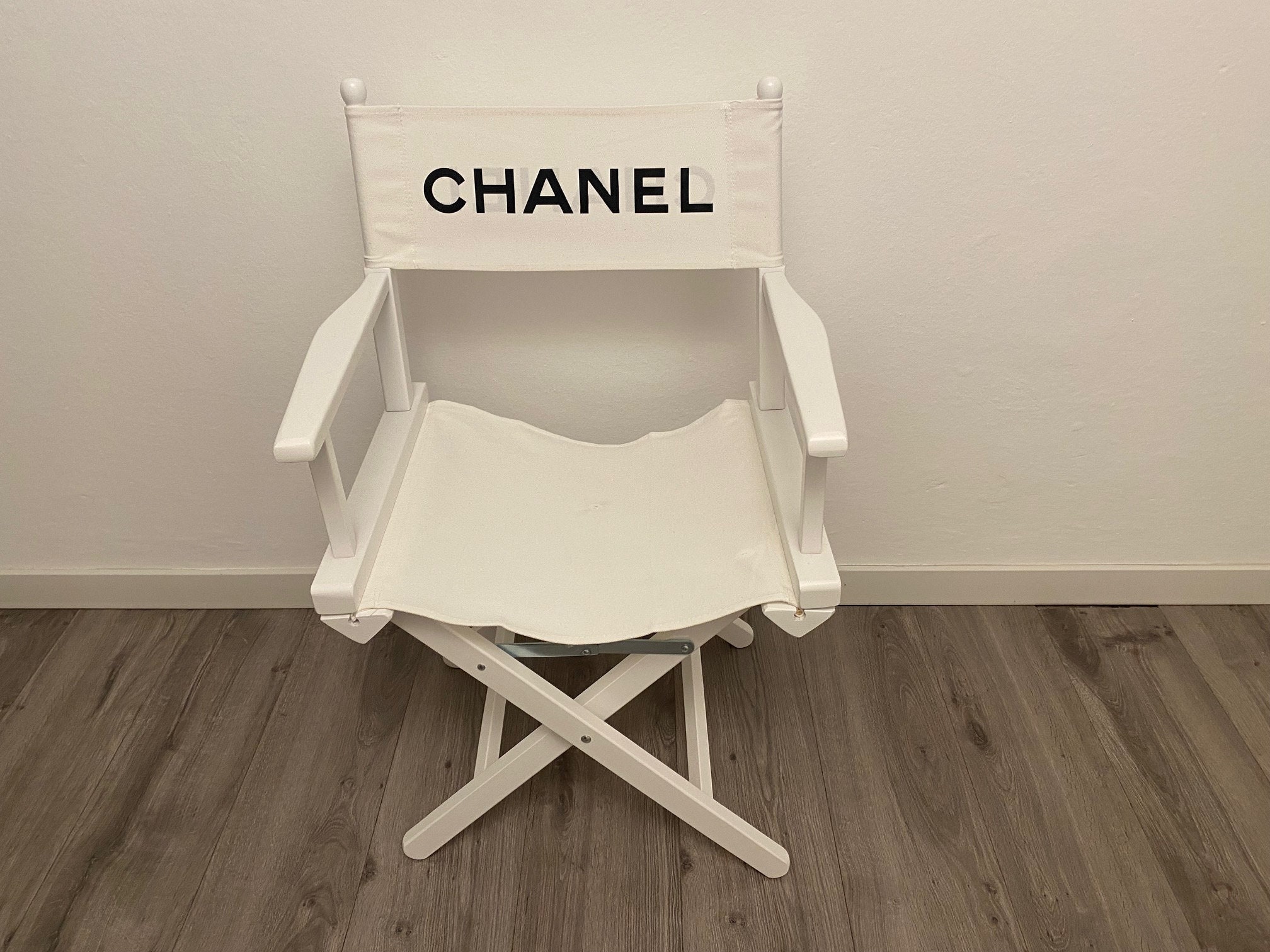 Introducir 50+ imagen chanel director chair Abzlocal.mx
