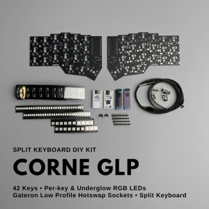 以下が含まれることがあります： 「CORNE GLP」と呼ばれるDIY分割キーボードキット。42キー、キーごとのRGB LEDとアンダーグローRGB LED、Gateronロープロファイルホットスワップソケット、白黒のケーブルが付属しています。