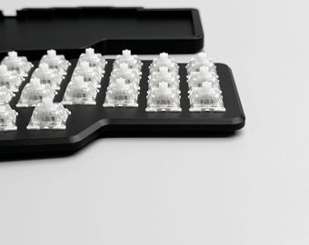 Corne ver.2.1 キーボード 本体、付属品、アルミケース2台付き Corne ver.2.1 キーボード 本体、付属品、アルミケース2台付き 【公式