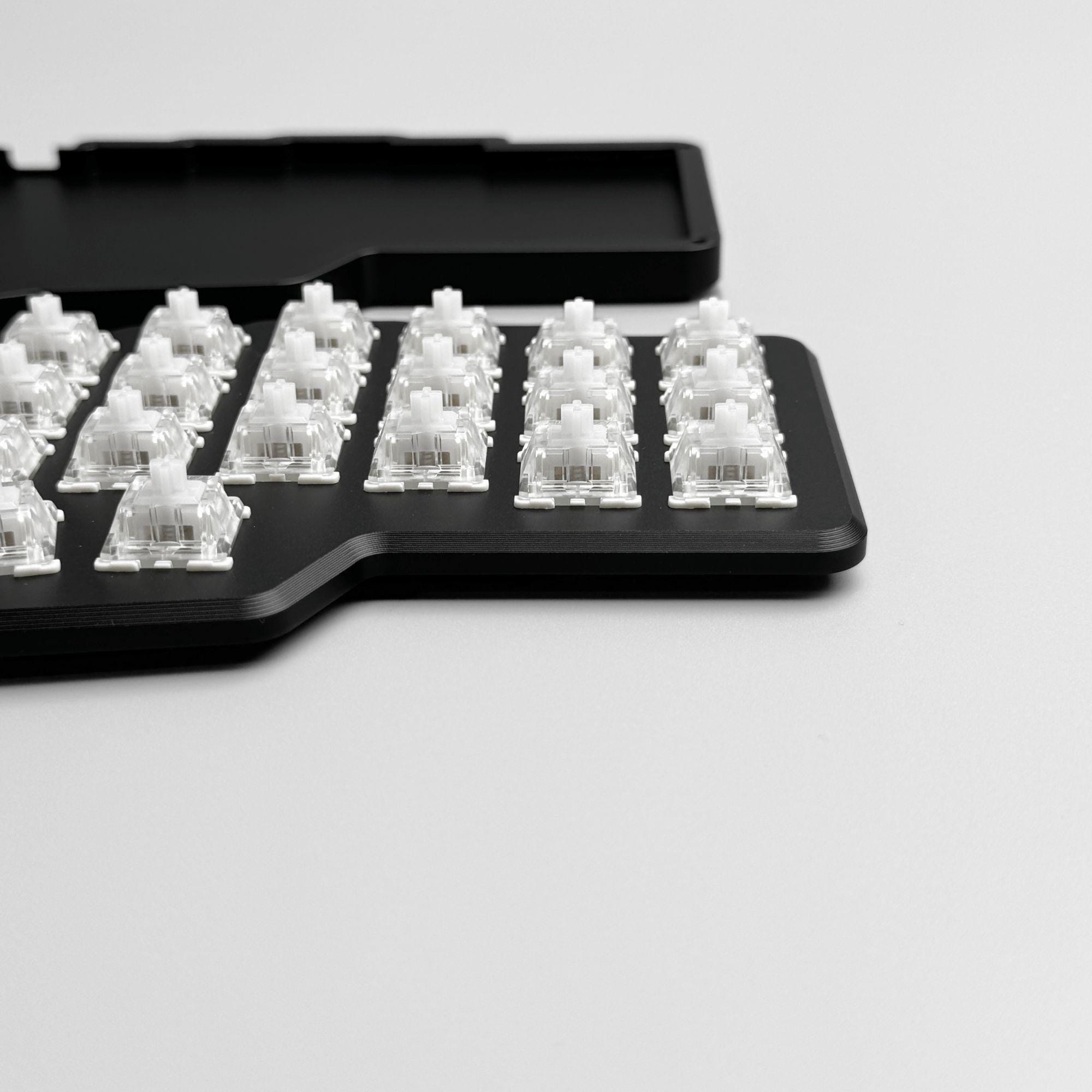 Corne ver.2.1 キーボード 本体、付属品、アルミケース2台付き すぐに使えるCorne v4.1 MX、研磨アルミニウム2ウェイテンティング