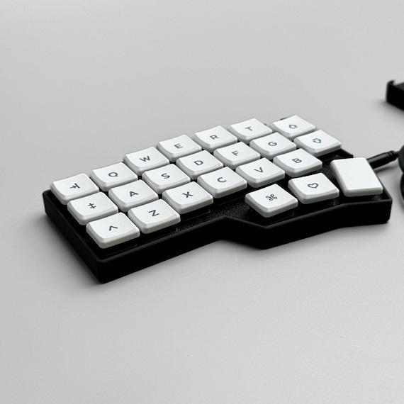 はんだ付け済みCorne v4.1 Choc、3D PLAプリントケース、有線ロー