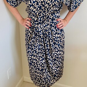 Abito midi vintage anni '90 di Maggy London di Jeannene Booher, motivo floreale Paisley, blu navy e oro, 100% seta