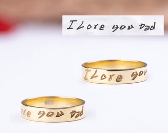 Puede incluir: Anillo de banda de oro con la inscripción manuscrita "I love you Dad" grabada en el exterior de la banda.
