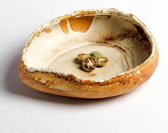 Ciotola in ceramica artigianale di forma irregolare irregolare