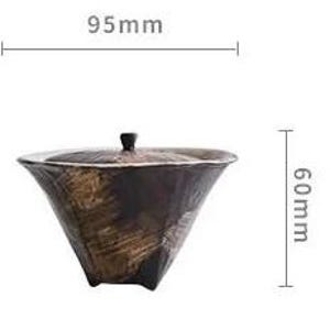 Pu&ograve; includere: Un barattolo per t&egrave; in ceramica nera con coperchio, alto 15 cm e largo 9,5 cm. Il barattolo ha un design testurizzato e geometrico.