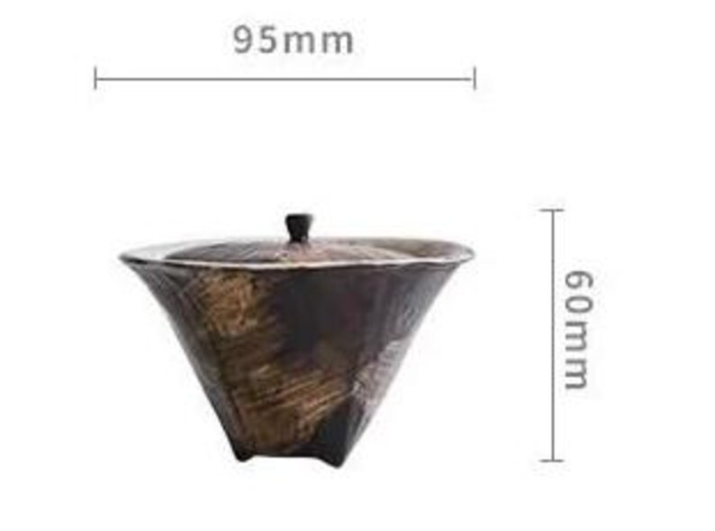 Pu&ograve; includere: Un barattolo per t&egrave; in ceramica nera con coperchio, alto 15 cm e largo 9,5 cm. Il barattolo ha un design testurizzato e geometrico.