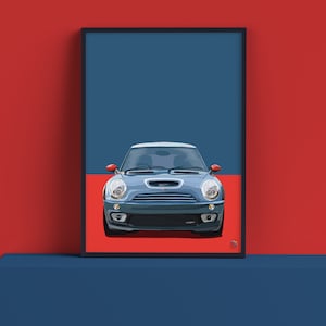 Peut inclure: Une impression encadrée d'une Mini Cooper bleue avec un toit blanc et des accents rouges sur un fond rouge et bleu.