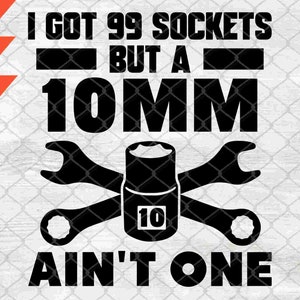 Puede incluir: Diseño gráfico en blanco y negro con el texto "Tengo 99 enchufes pero un 10 mm no es uno". El gráfico presenta dos llaves cruzadas sobre un enchufe con el número 10.