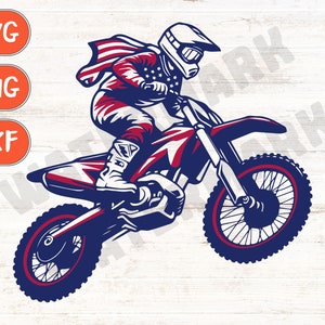 Pode incluir: Um piloto de motocross vermelho, branco e azul salta em uma moto de cross. O piloto está usando capacete e óculos. A moto tem uma estrutura e rodas azuis.
