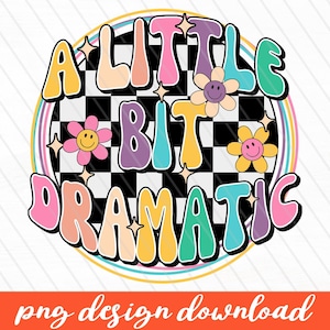 Pode incluir: Um design gráfico colorido com um fundo xadrez e o texto "A Little Bit Dramatic" em uma fonte retrô. O design apresenta flores com rostos sorridentes e estrelas.