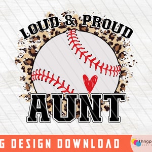 Puede incluir: Una pelota de béisbol blanca con costuras rojas y un corazón rojo está rodeada de un estampado de leopardo marrón y beige con el texto "Loud & Proud Aunt" en letras negras.