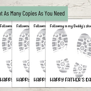 Pu&ograve; includere: Biglietti stampabili per la festa del pap&agrave; con disegni di impronte di scarpe grigie e i testi "Following in my Daddy's shoes" e "Happy Father's Day" su sfondo bianco. I biglietti sono progettati per essere stampati tutte le volte che &egrave; necessario.