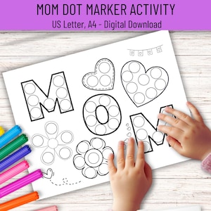 Puede incluir: Una hoja de actividad imprimible para niños con la palabra "MOM" en letras grandes con puntos. Las letras están rodeadas por un corazón, una flor y un corazón más pequeño con una línea punteada. La hoja está diseñada para usar con marcadores de puntos.