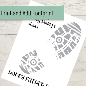 Pu&ograve; includere: Una carta bianca con un disegno di impronta grigia e la scritta "Print and Add Footprint" in un rettangolo verde. La carta include anche la scritta "Happy Father's Day".