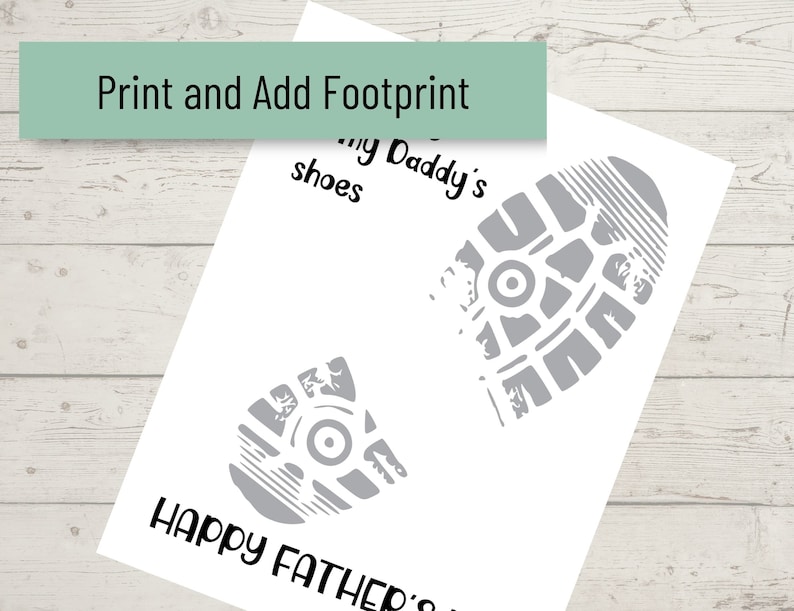 Pu&ograve; includere: Una carta bianca con un disegno di impronta grigia e la scritta "Print and Add Footprint" in un rettangolo verde. La carta include anche la scritta "Happy Father's Day".