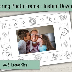 Può includere: Una pagina da colorare stampabile che presenta una cornice per foto con un design floreale. La cornice è decorata con fiori, cuori e stelle. L'immagine include una foto di una nonna e due nipoti. Il testo "A4 & Letter Size" è nella parte inferiore della pagina.