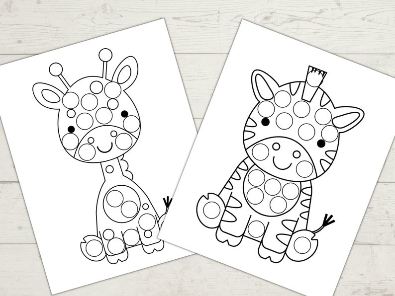 Pode incluir: P&aacute;ginas para colorir imprim&iacute;veis em preto e branco com uma girafa e uma zebra com contornos pontilhados. Os animais s&atilde;o desenhados em um estilo simples e de desenho animado.