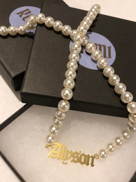 English Pearl Nameplate Necklace - Etsy
