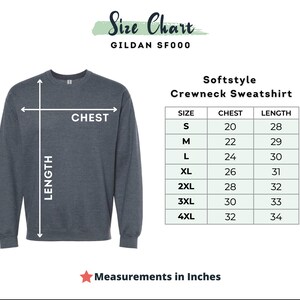 K&ouml;nnte beinhalten: Gr&ouml;&szlig;entabelle f&uuml;r ein Gildan SF000 Softstyle Crewneck Sweatshirt. Die Tabelle zeigt die Gr&ouml;&szlig;en S bis 4XL mit den entsprechenden Brust- und L&auml;ngenma&szlig;en in Zoll.