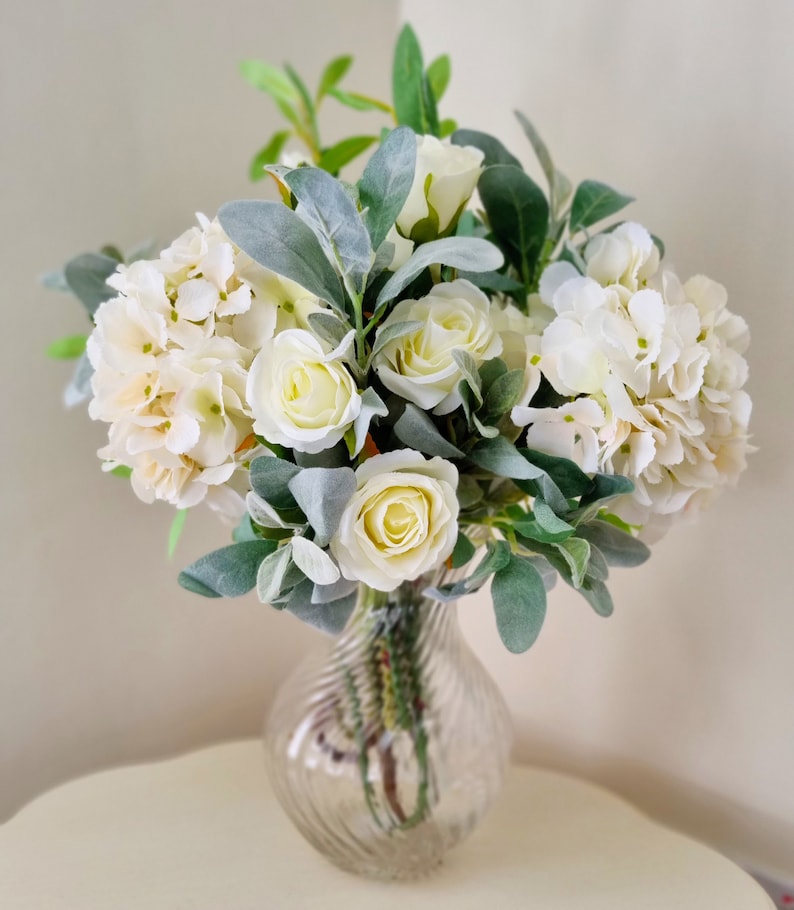 Grand arrangement floral de luxe d'hortensias blancs et de roses en soie, pièce maîtresse, bouquet, arrangement de table image 1