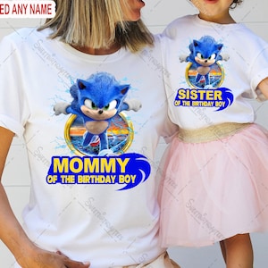 Peut inclure: Un t-shirt blanc avec un graphisme bleu de Sonic le h&eacute;risson. Le t-shirt dit "Maman du gar&ccedil;on d'anniversaire". Un deuxi&egrave;me t-shirt blanc avec un graphisme bleu de Sonic le h&eacute;risson dit "S&oelig;ur du gar&ccedil;on d'anniversaire".